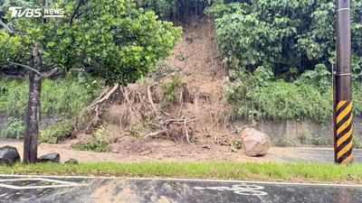 大雨釀災!關渡貨櫃市集旁土石滑落 巨石擋路畫面曝