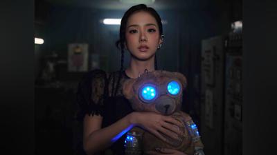 JISOO新歌〈CLICK〉浪漫上線!彩蛋寓意曝 泰勒絲御用名導操刀MV