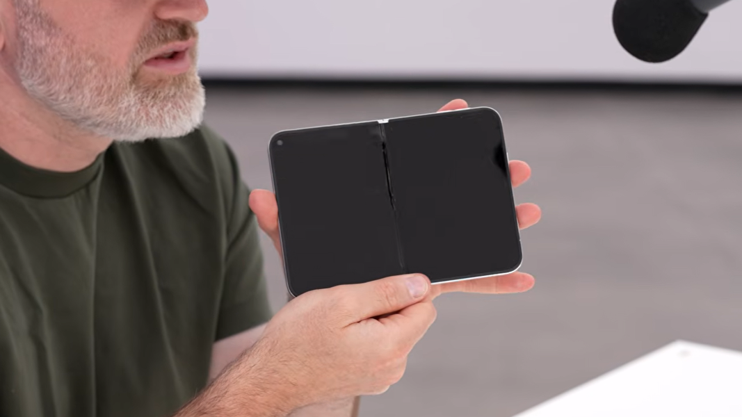 摺疊機iPhone Ultra模型機打開。(圖/翻攝Unbox Therapy YT)
