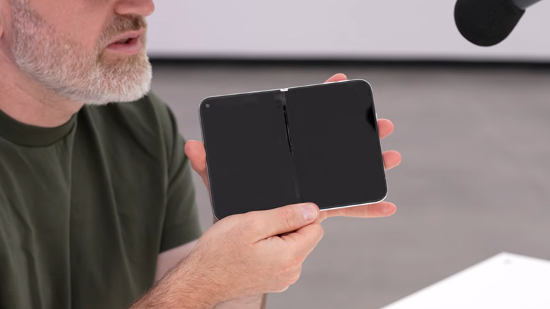 科技YT頻道Unbox Therapy發布新機模型爆料片。(圖/翻攝Unbox Therapy YT)