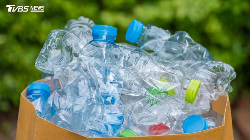 空牛奶瓶、廢棄瓶罐可到「智慧回收機台」回收累積點數。(圖/Shutterstock達志影像)