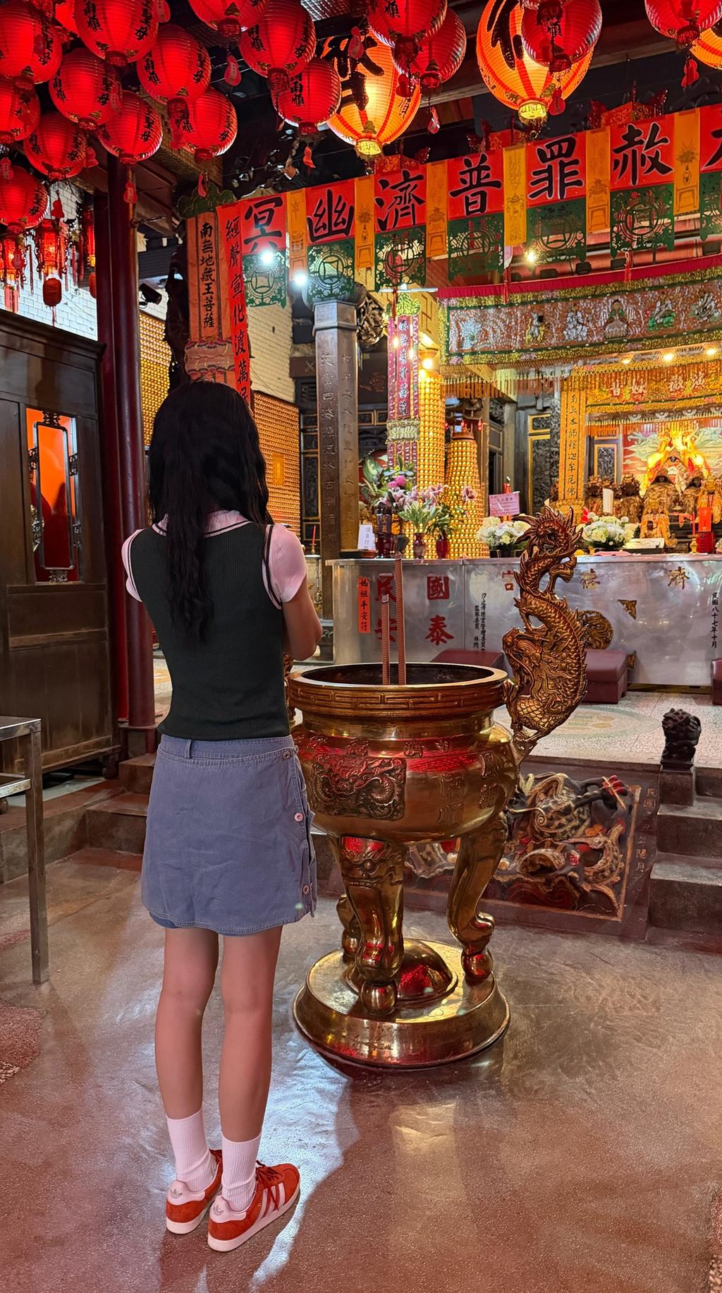 李千娜重返通靈宮廟。(圖/環球音樂提供)