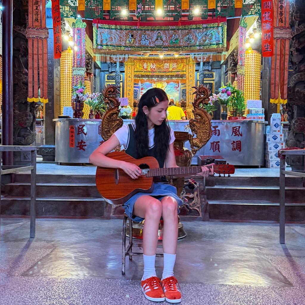 李千娜冒著風雨特別到劇中拍攝的主要場景之一汐止濟德宮。(圖/環球音樂提供)
