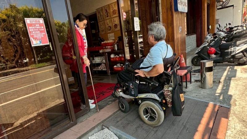 基隆有愛店家-望海巷石頭火鍋二館門口的斜坡改善,讓長輩或輪椅使用者可自行進入店內用餐。(圖/基隆市政府)
