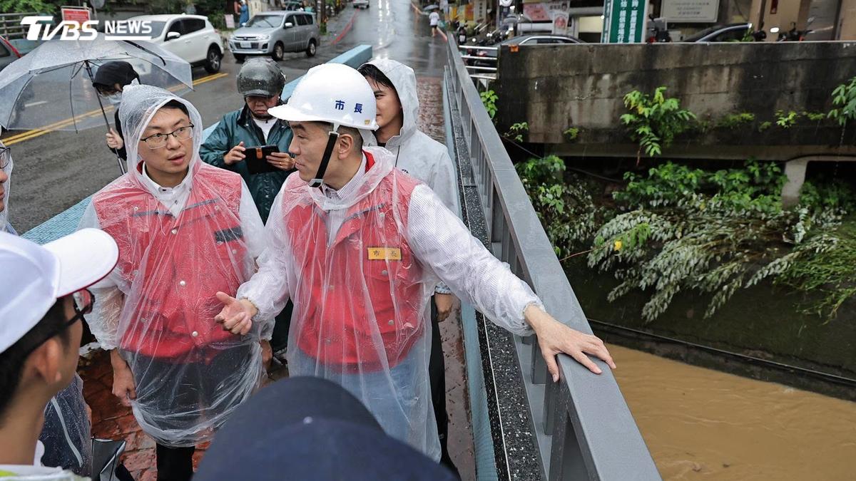 基隆大武崙水淹及膝!廟口夜市、民宅災情慘 謝國樑勘災宣布發補助