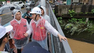 基隆大武崙水淹及膝!廟口夜市、民宅災情慘 謝國樑勘災宣布發補助