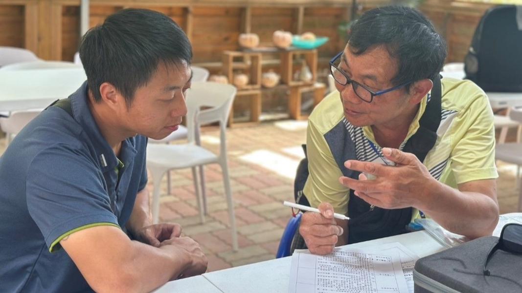 有愛輔導員和有愛店家綠谷農場訪視交流。(圖/基隆市政府)