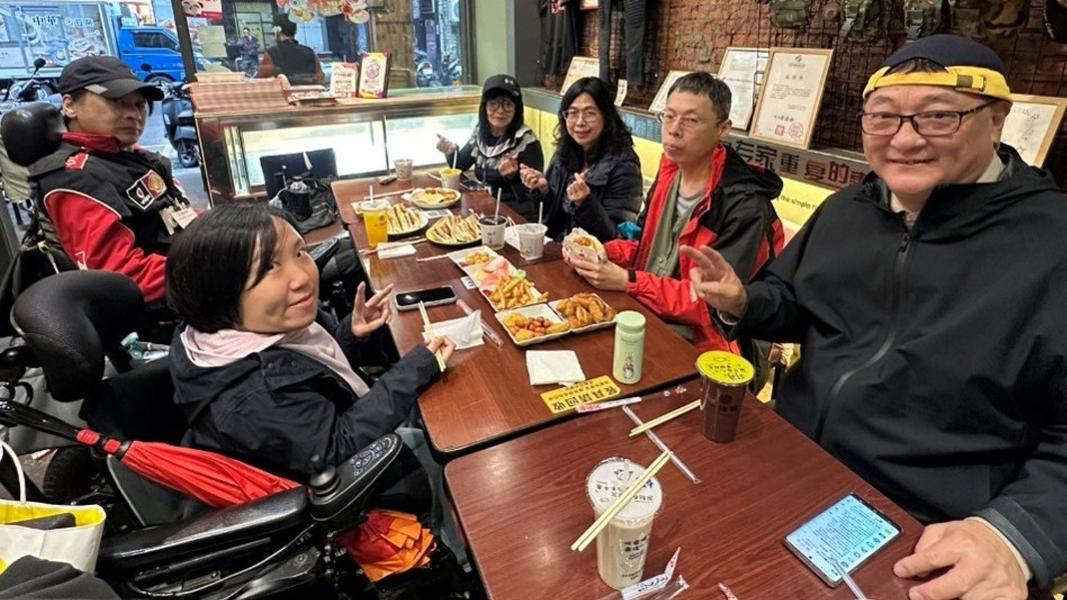 位於基隆市的早餐店-蛋匣!創意早食,是具備桌椅平穩且有容膝空間的有愛店家。(圖/基隆市政府)