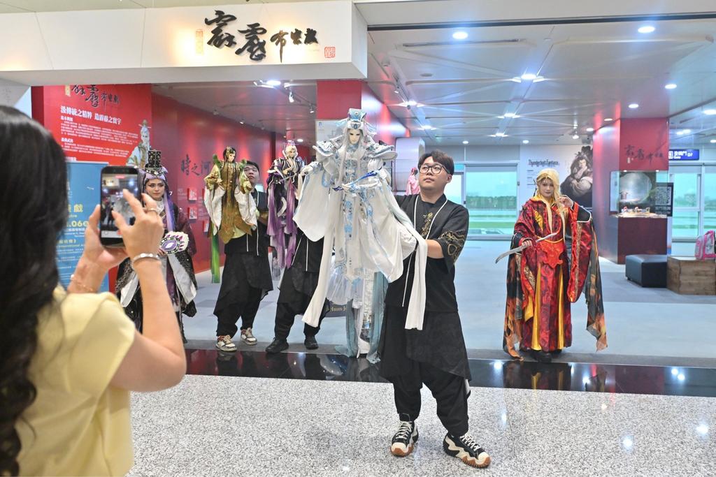 霹靂布袋戲融合傳統藝術、角色美學和音樂影像等，發展出獨具特色的武俠奇幻世界。（圖片來源：桃園機場公司）