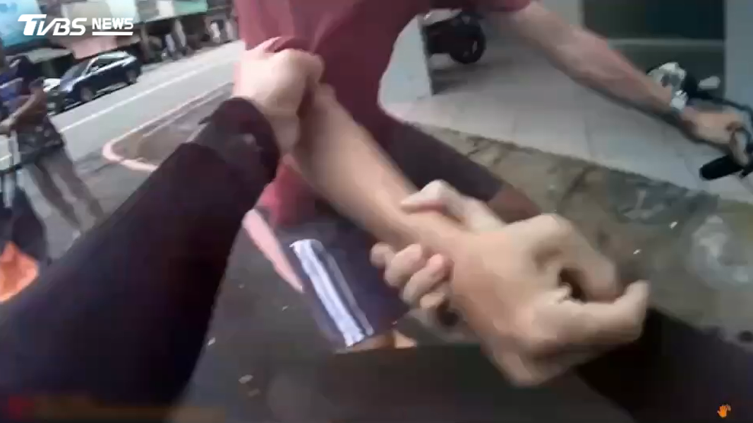 警方見狀採取撞車方式將其攔下,但張男落網後仍持續反抗,不斷對員警飆罵不雅字眼,並試圖掙脫逃跑(圖/TVBS)