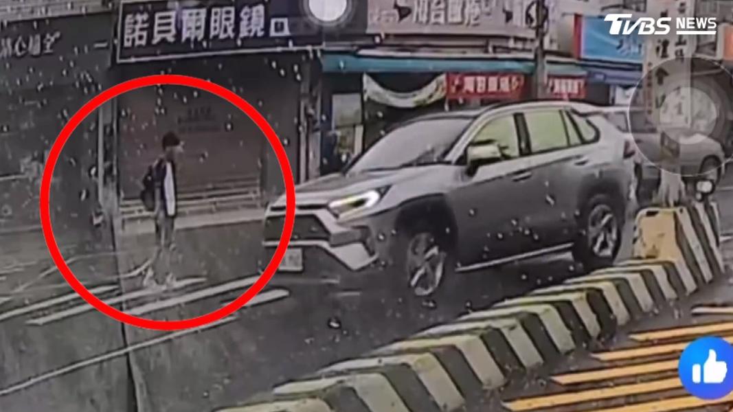 學生站斑馬線「5車連過」沒人讓!無奈小跑步過馬路 全被拍下了。(圖/TVBS)