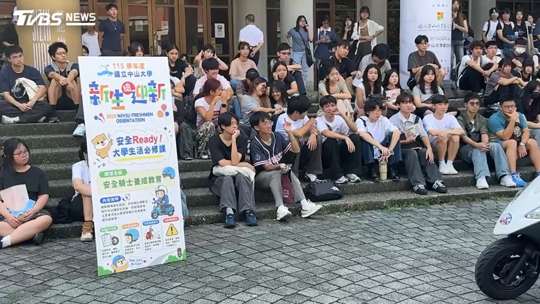 由於校園猴群眾多,校方擔心新生招架不住,特地在新生訓練期間邀請台灣獼猴共生推廣協會前來授課。(圖/TVBS)