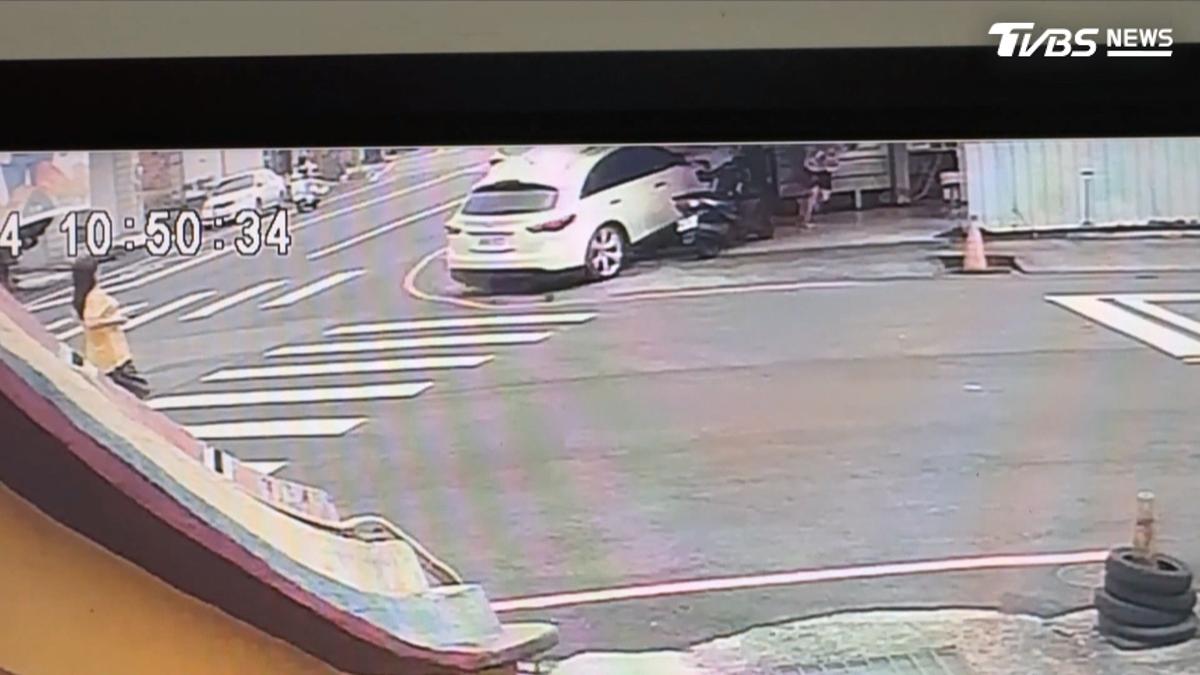 休旅車撞進草屯素食店!65歲肇事男受困 小吃店母女濺血送醫