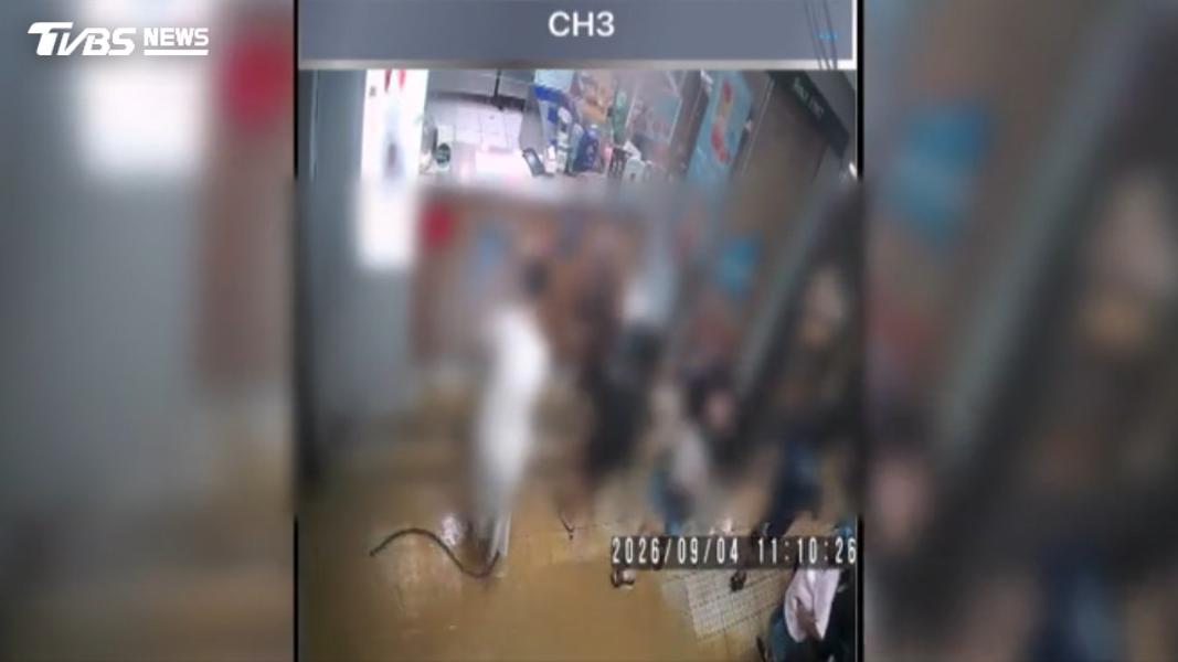 基隆大武崙雨勢猛烈,泥流瞬間湧進騎樓,店家來不及裝設防水閘門。(圖/TVBS)
