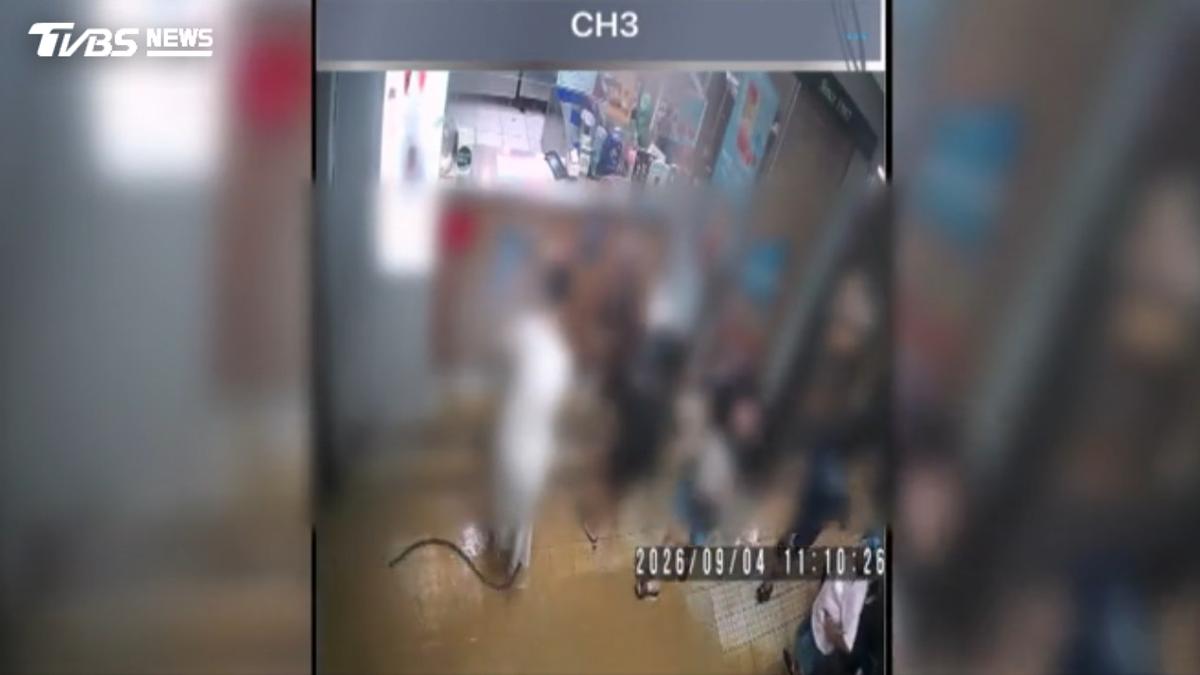 大武崙成汪洋 泥流秒湧進騎樓瞬間曝光
