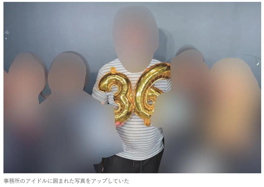 X男被旗下女偶像包圍。（圖／翻攝自news-postseven）