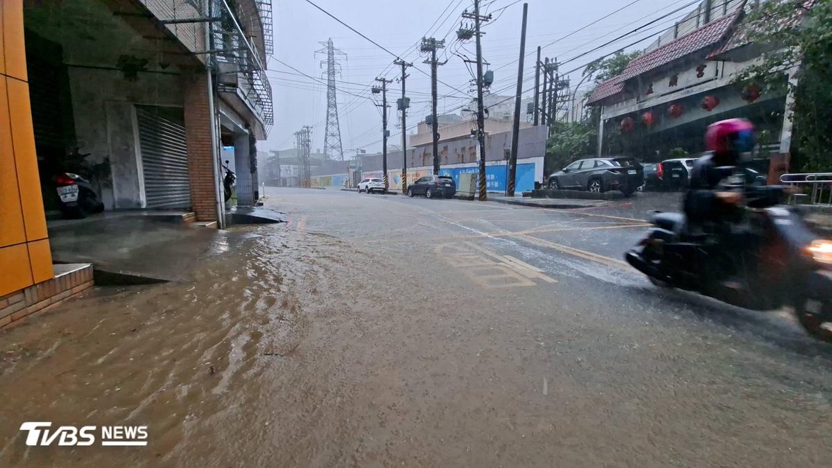 二波暴雨襲基隆 「水淹半截」機車泡水