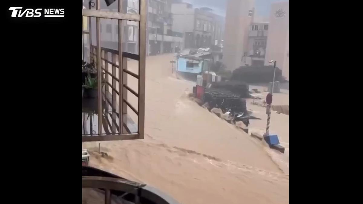 大雨炸野柳路變黃河 居民苦笑:還好有船開