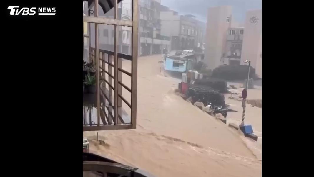 大雨肆虐新北市野柳。(圖/畫面授權yu_hao_0317)
