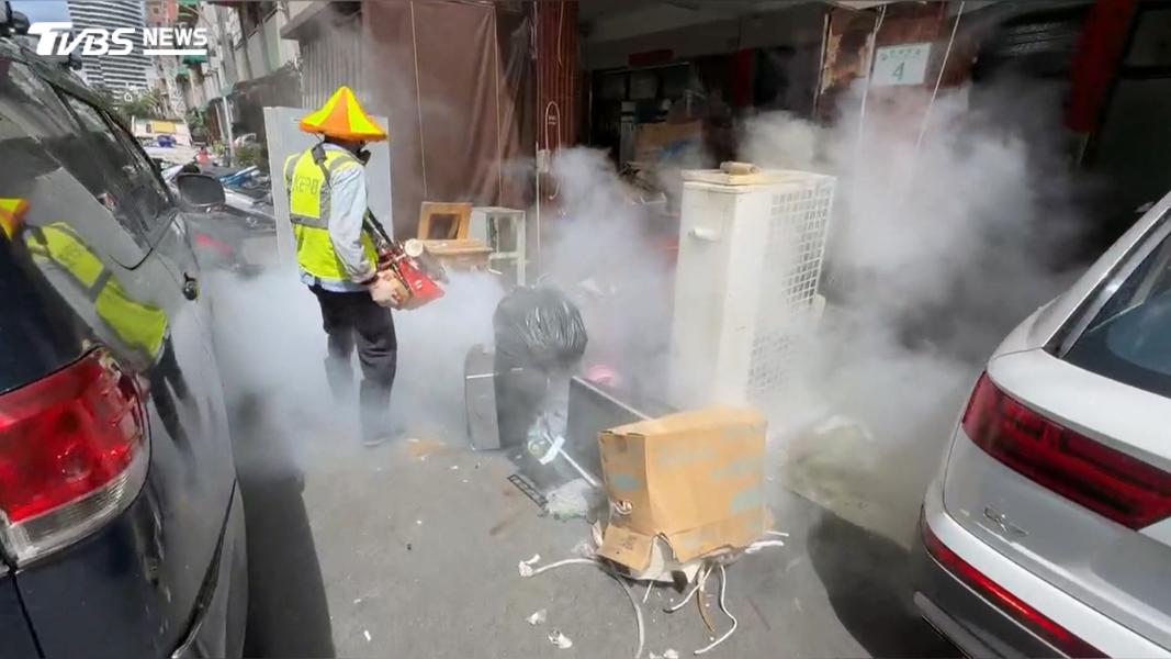 高雄市近日傳出本土及境外移入登革熱疫情,市府趁4日天氣放晴,針對多處熱點展開大規模消毒作業。(圖/TVBS)