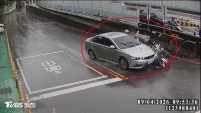 新店汽車搶快逆向撞機車 女騎士「翻滾2圈」慘摔畫面曝