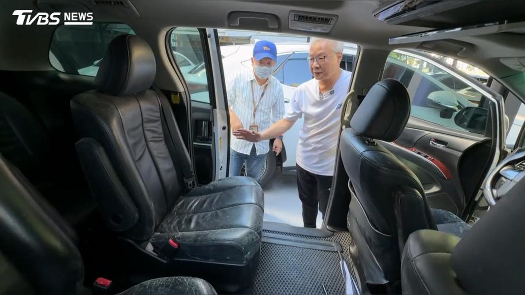 有車主打開車門,發現從椅墊、椅背到頭枕,全都布滿白色黴菌,車內充斥濕氣與霉味,相當難聞。(圖/TVBS)