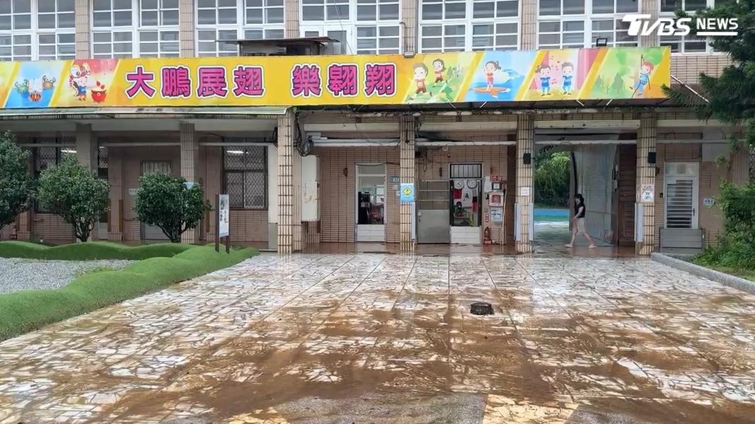大鵬國小師生一度到二樓避難。(圖/TVBS)