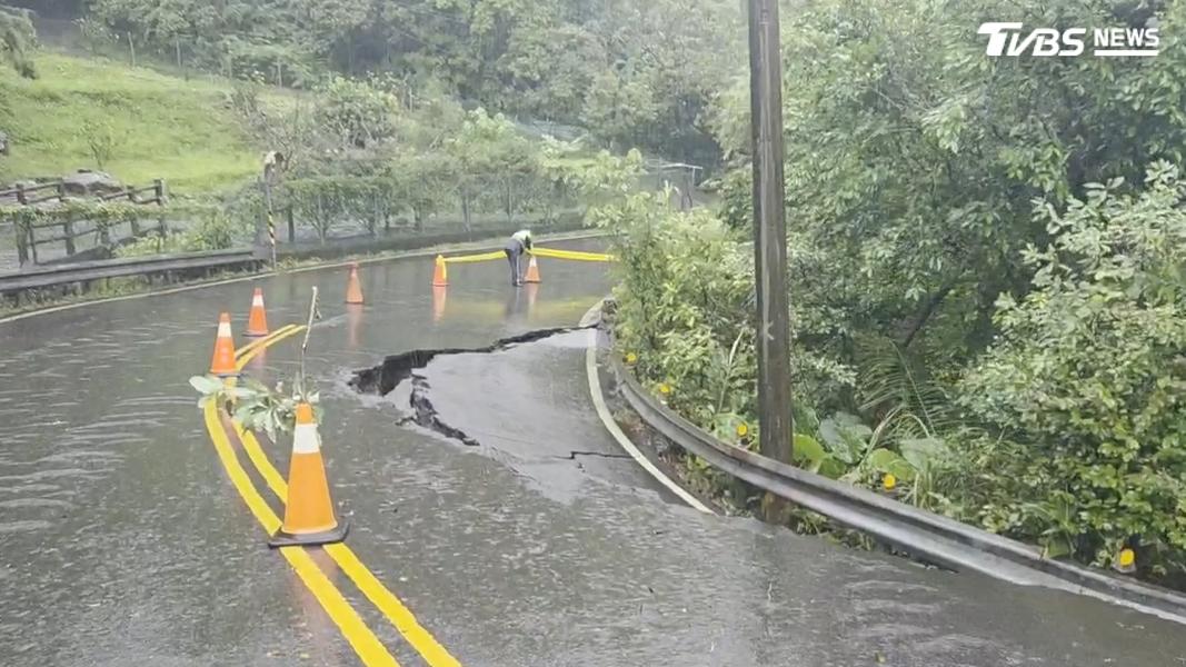 金山分局員警獲報有道路坍方立刻到場拉封鎖線警戒。(圖/TVBS)