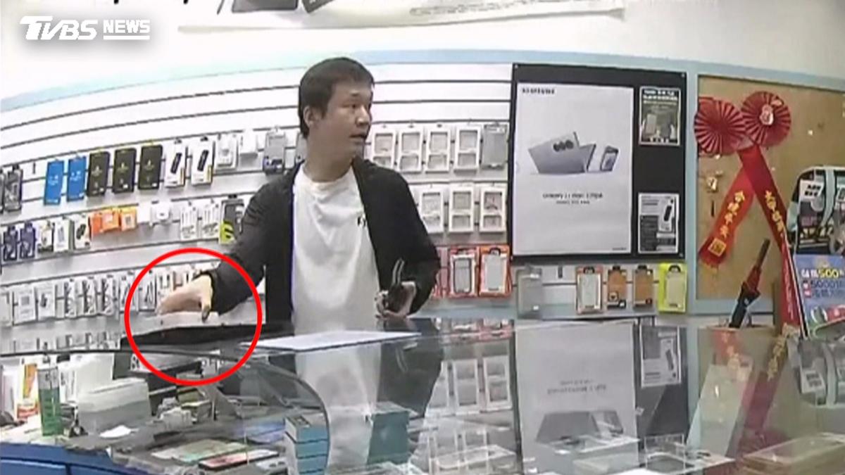 通訊行開業20年首遇搶手機!男假裝刷卡「趁店員轉頭」秒拿iPhone逃