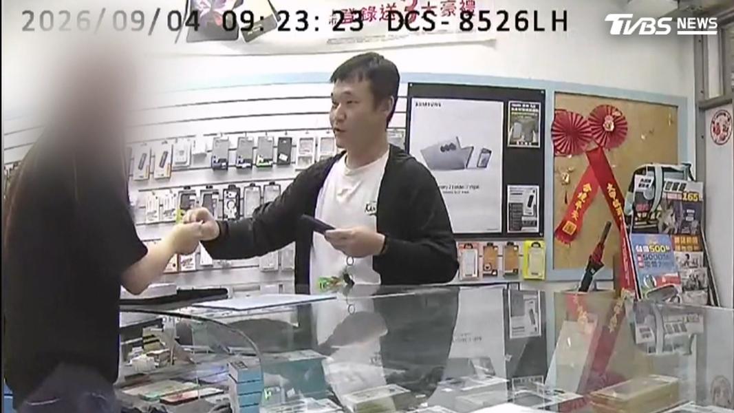 男子拿出信用卡要求刷卡,結果刷不過,他請店員再刷一次,試圖製造空檔,但時間太短無法下手。(圖/TVBS)