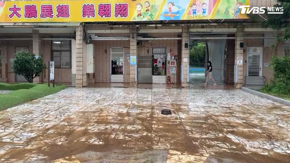 「水淹到學校了」北海岸暴雨狂襲 170名師生急撤區公所安置
