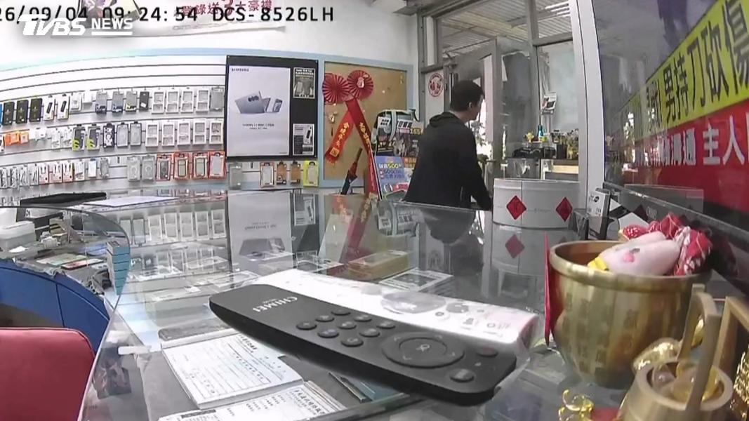 店家還特地為他提早開店,沒想到上門的不是生意而是搶匪。(圖/TVBS)