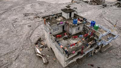 尼泊爾洪災第10天傳奇蹟!2工人獲救 隧道深處「還有42人活著」