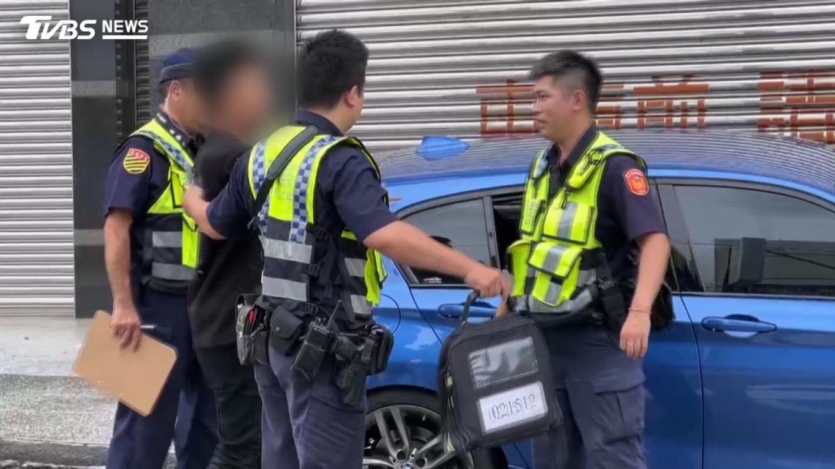 喝到爛醉睡路中撞宅! 酒駕男叫不醒還問警:為何破我窗