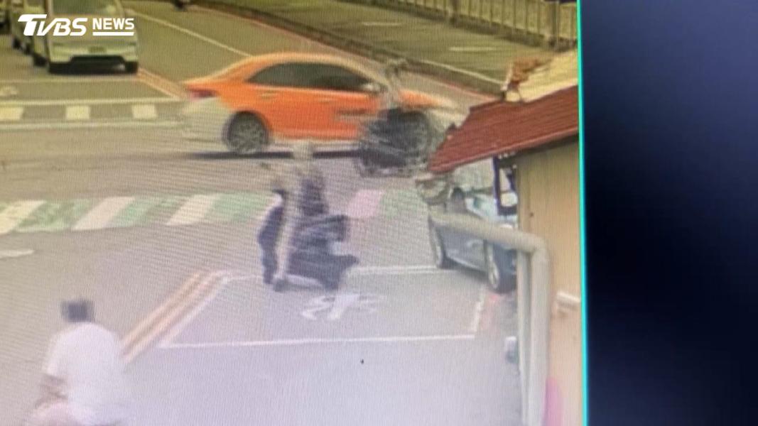 醉男等紅燈「秒睡路中央」車突動撞民宅 警破窗他竟問:為何敲我車(圖/TVBS)