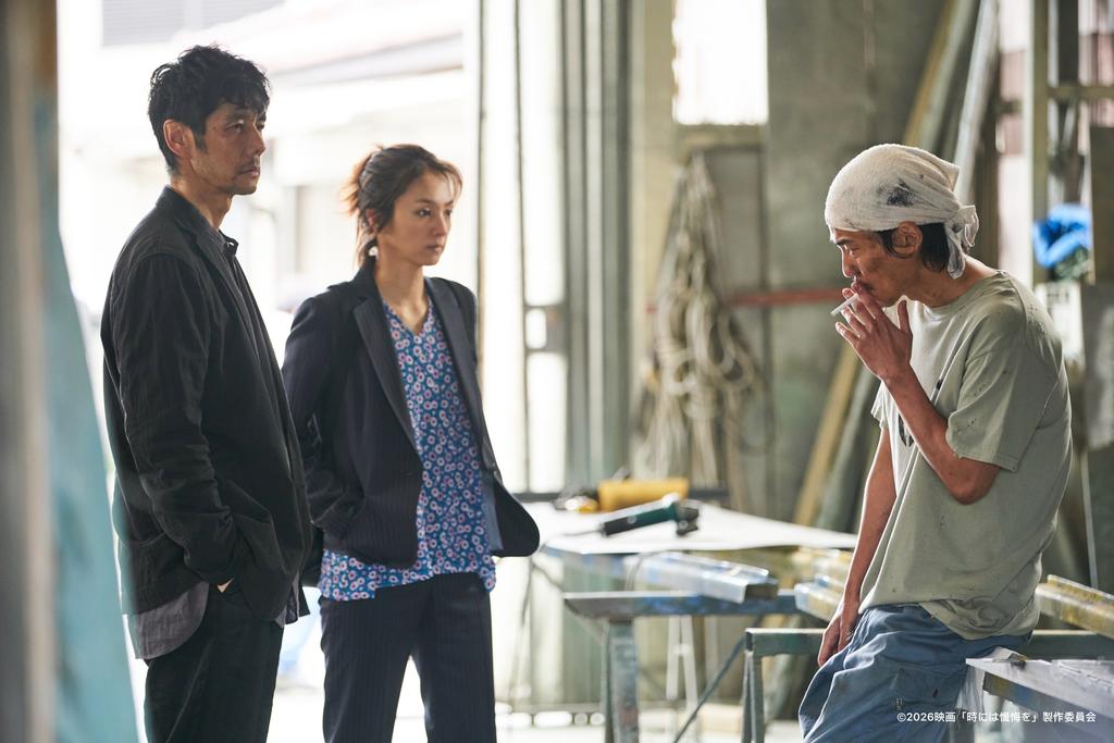 首度合作的西島秀俊（左起）與滿島光在片中飾演偵探搭檔，右為毎熊克哉。（圖／甲上娛樂提供）