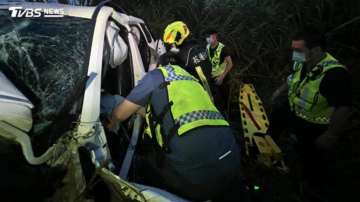 花蓮台九線嚴重車禍!轎車猛撞貨車 母子無生命跡象搶救中