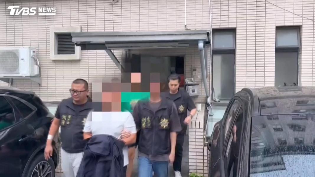 直播賣佛具遭嗆聲!43歲男秀改造衝鋒槍嗆網友 13小時落網(圖/TVBS)