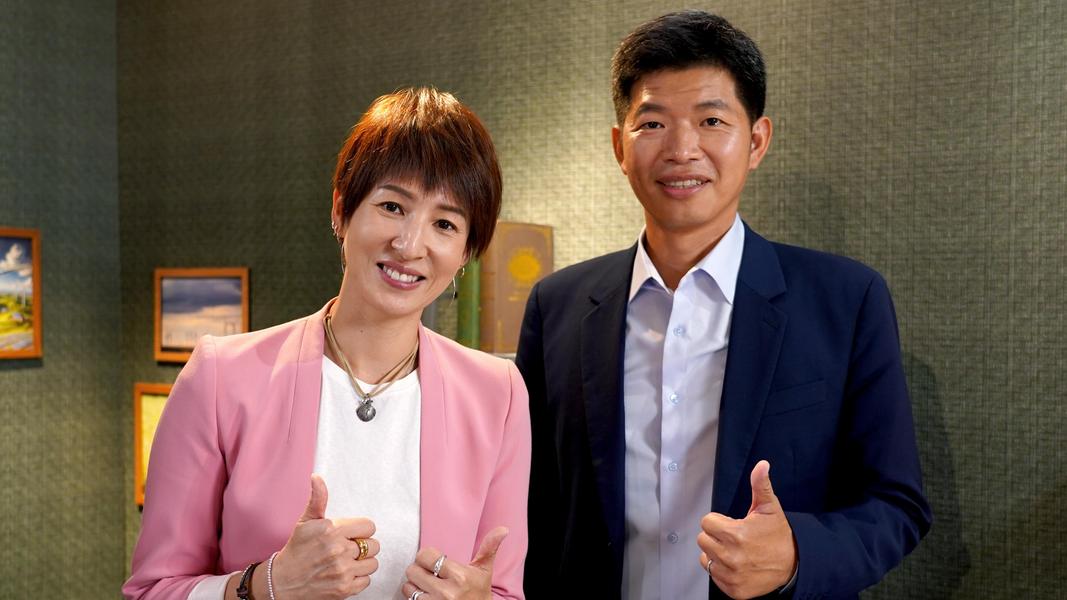 TVBS Podcast《新聞幕後》「矽沙漠崛起:錢進亞利桑那」系列,主持人夏嘉璐(左)專訪廣源集團廣源電子協理謝宗汗(右)。探討台灣科技園區模式移植亞利桑那的可能。(圖/《新聞幕後》提供 )