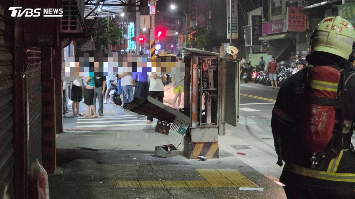 蘆洲半夜變電箱「爆炸」!巨響嚇醒居民 5機車毀損