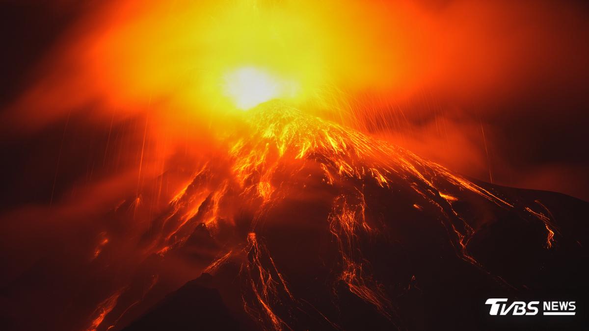 印尼火山凌晨劇烈大噴發!火山灰衝1.5萬米進入航空高度