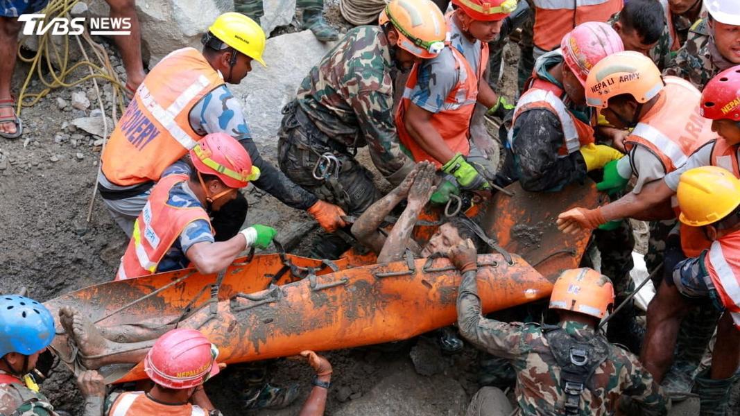 尼泊爾洪災爆發10天後,特里蘇里3A水電廠隧道終於救出2名受困工程師。(圖/達志影像路透社)