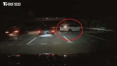 比扯鈴還扯?國道路肩「巴庫進車道」 多車撞成團、4人掛彩