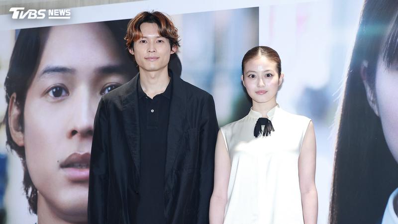 松村北斗(左)、今田美櫻來台宣傳主演電影《天鵝與蝙蝠》。(圖/黃城碩攝)