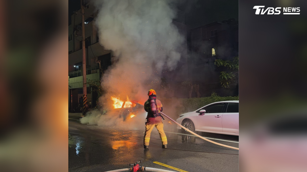 消防人員獲報後趕抵現場,好幾名消防員小跑步忙著布設水線進行灌救(圖/TVBS)