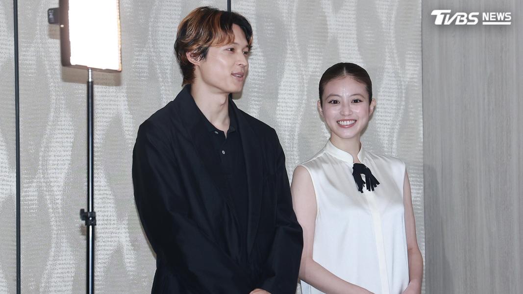 正式上台前兩人場邊小聊,畫面太美還是得直視。(圖/黃城碩攝)