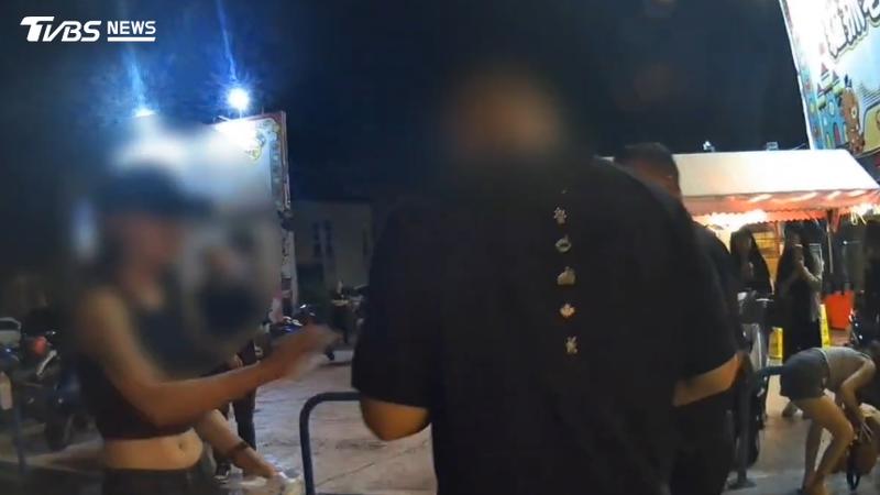 昨晚桃園燒烤店爆民眾酒後衝突,15警快打壓制將現場10人帶回。(圖/TVBS)