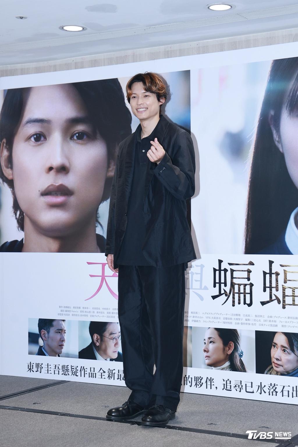 記者很努力請松村北斗比愛心，真的比了，非常謝謝他。（圖／黃城碩攝）