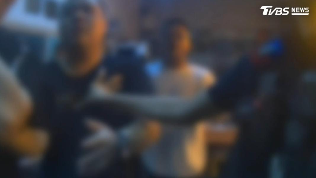 桃園市桃園區一間燒烤店昨(4)日晚間發生酒後衝突,現場一度混亂。(圖/TVBS)