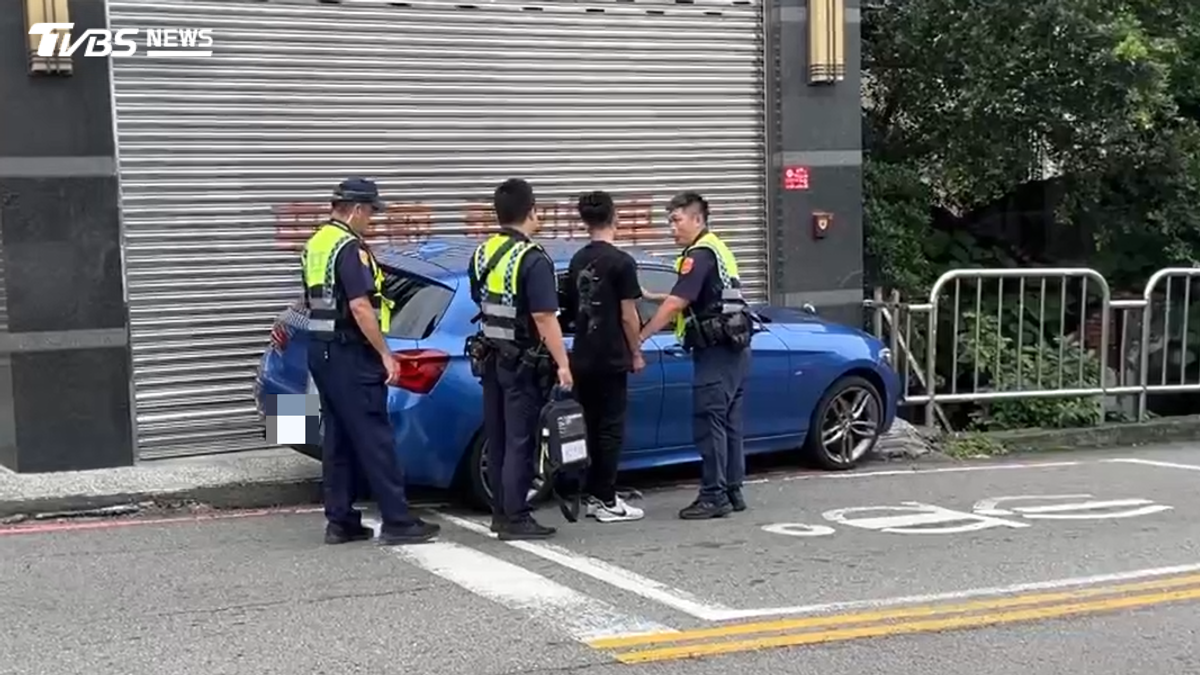 BMW男酒駕睡著撞鐵門!警喊「旁邊溪仔」他竟回:沒吃K仔